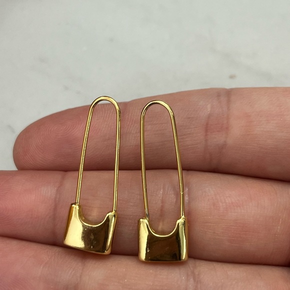 Gold Paperclip Lock Earrings Super Cute - Picture 4 of 4